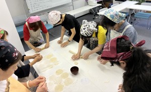 粉をこねて、丸く伸ばします